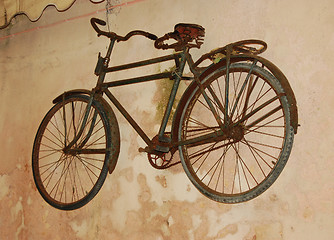 Image showing Very old bicycle on wall