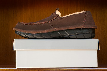 Image showing brown shoes on box