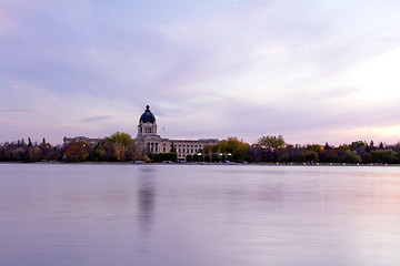 Image showing Saskatchewan Legistlative Building over Wascana Lake