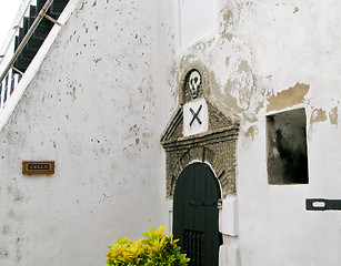 Image showing Entrance to slave cells at Elmina Fort in Ghana