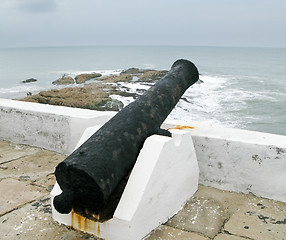 Image showing Elmina castle rusty gun overlooking ocean