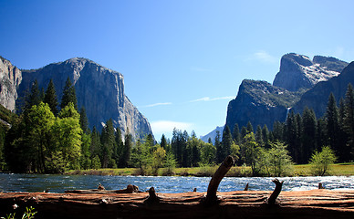 Image showing View into Yosemite Valley from Merced River