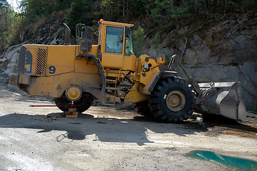 Image showing Big truck, missing wheel