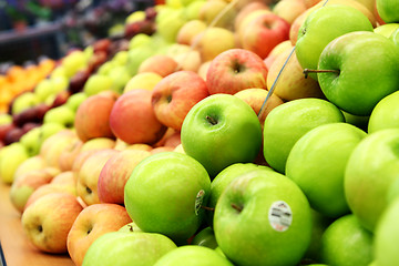 Image showing green and red apples at the farmers market 