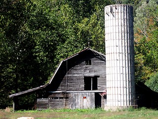 Image showing Old barn with winding country road