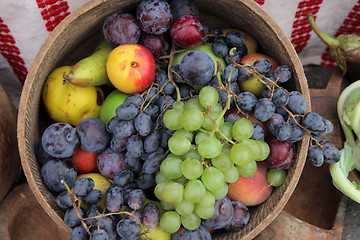 Image showing Ripe apples and bunch of grapes