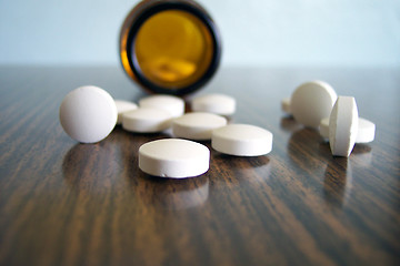 Image showing pills and the bottle