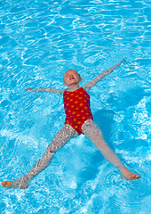 Image showing Child swimming in pool. 