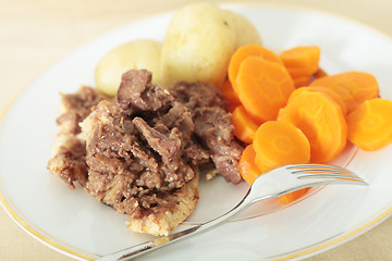 Image showing Steak and kidney pudding meal