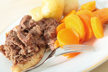 Image showing Steak and kidney pudding meal