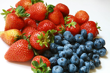 Image showing strawberries and blueberries