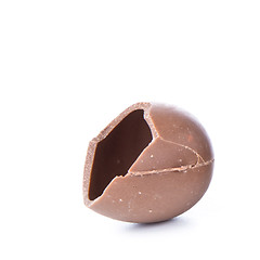 Image showing cracked chocolate egg 