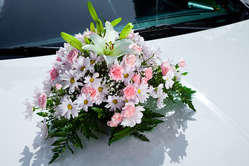 Image showing Bouquet on the wedding car