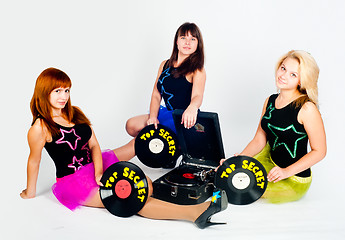 Image showing Three pretty girls with gramophone