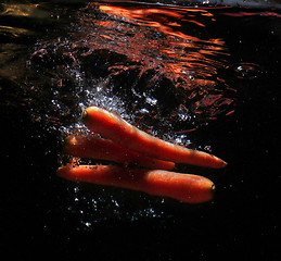 Image showing three karrots in water