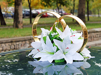 Image showing rings on a wedding car