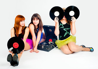 Image showing Three pretty girls with gramophone