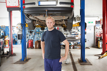 Image showing Mechanic in auto repair shop