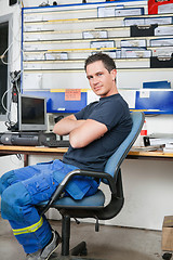 Image showing Mechanic at auto repair shop
