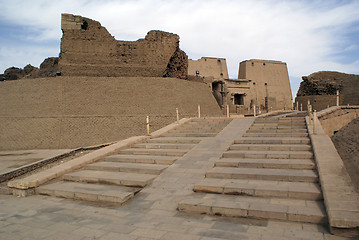 Image showing Way to the temple