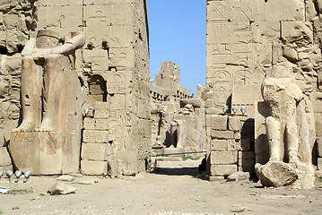 Image showing Wall, gate and statues in Karnak 