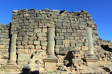 Image showing Wall and columns