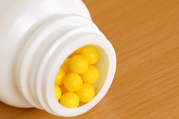 Image showing Yellow dragee pills