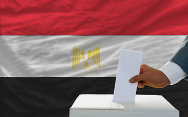 Image showing man voting on elections in egypt in front of flag