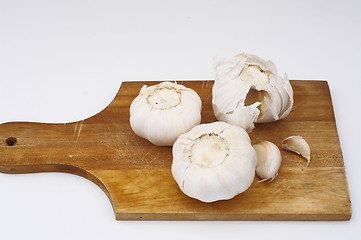 Image showing garlic on a wooden plate