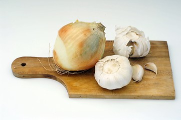 Image showing Garlic and onion on a wooden plate