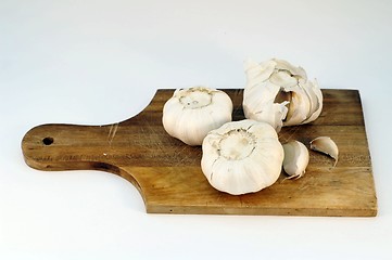 Image showing garlic on a wooden plate