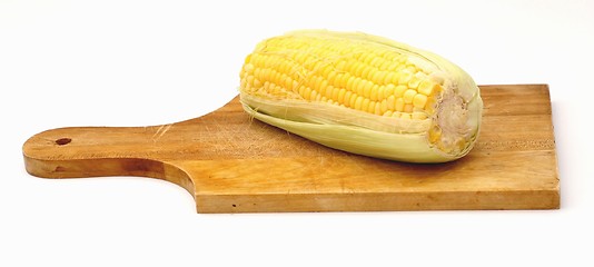 Image showing A corn on a wooden plate