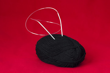 Image showing Ball of yarn and knitting skewers