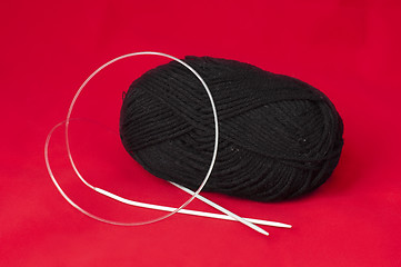 Image showing Ball of yarn and knitting skewers