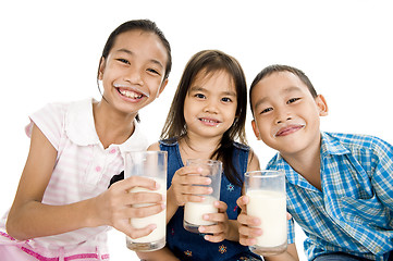 Image showing asian kids with milk