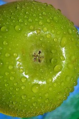 Image showing droplets on green apple