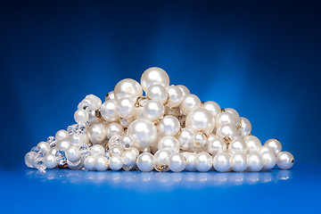 Image showing Shining  pearls necklace