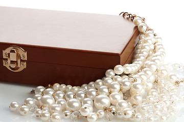 Image showing Wooded bow pearls