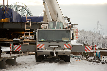 Image showing 100 ton crane at the construction of the bridge