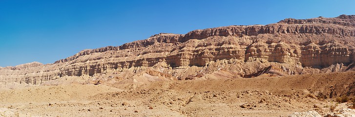 Image showing Rim wall of Makhtesh Katan crater in desert in Israel