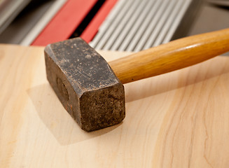 Image showing Large lump hammer on workbench