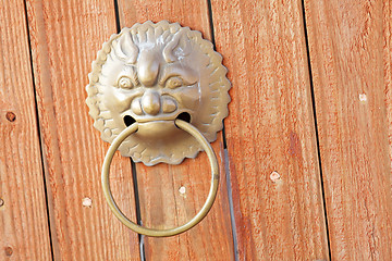 Image showing Chinese door with lion head