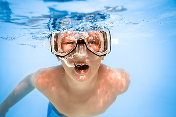 Image showing boy underwater