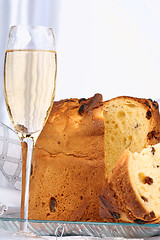 Image showing Panettone and spumante the italian Christmas tradition