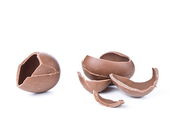 Image showing cracked chocolate egg 