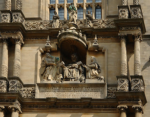 Image showing sculptures on a house facade in Oxford