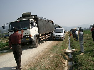 Image showing Big lorry - narrow road