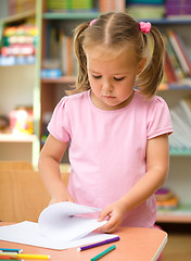 Image showing Little girl is drawing with felt-tip pen