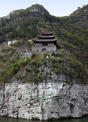 Image showing fortified building at Yangtze River