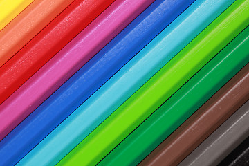 Image showing Crayons form a rainbow